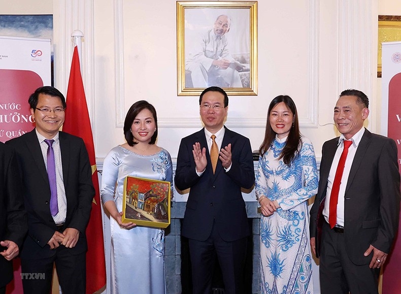 Chủ tịch nước Võ Văn Thưởng tặng quà lưu niệm cho Hội Người Việt Nam tại Anh. (Ảnh: TTXVN)