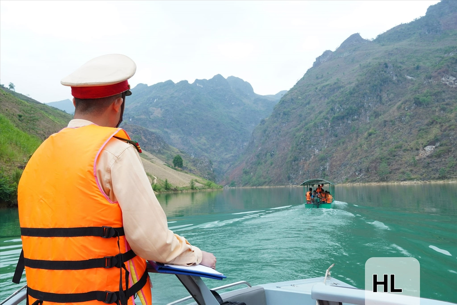 Lực lượng Công an giao thông kiểm tra an toàn đối với du thuyền trên sông Nho Quế, huyện Mèo Vạc (Ảnh: Hà Linh)