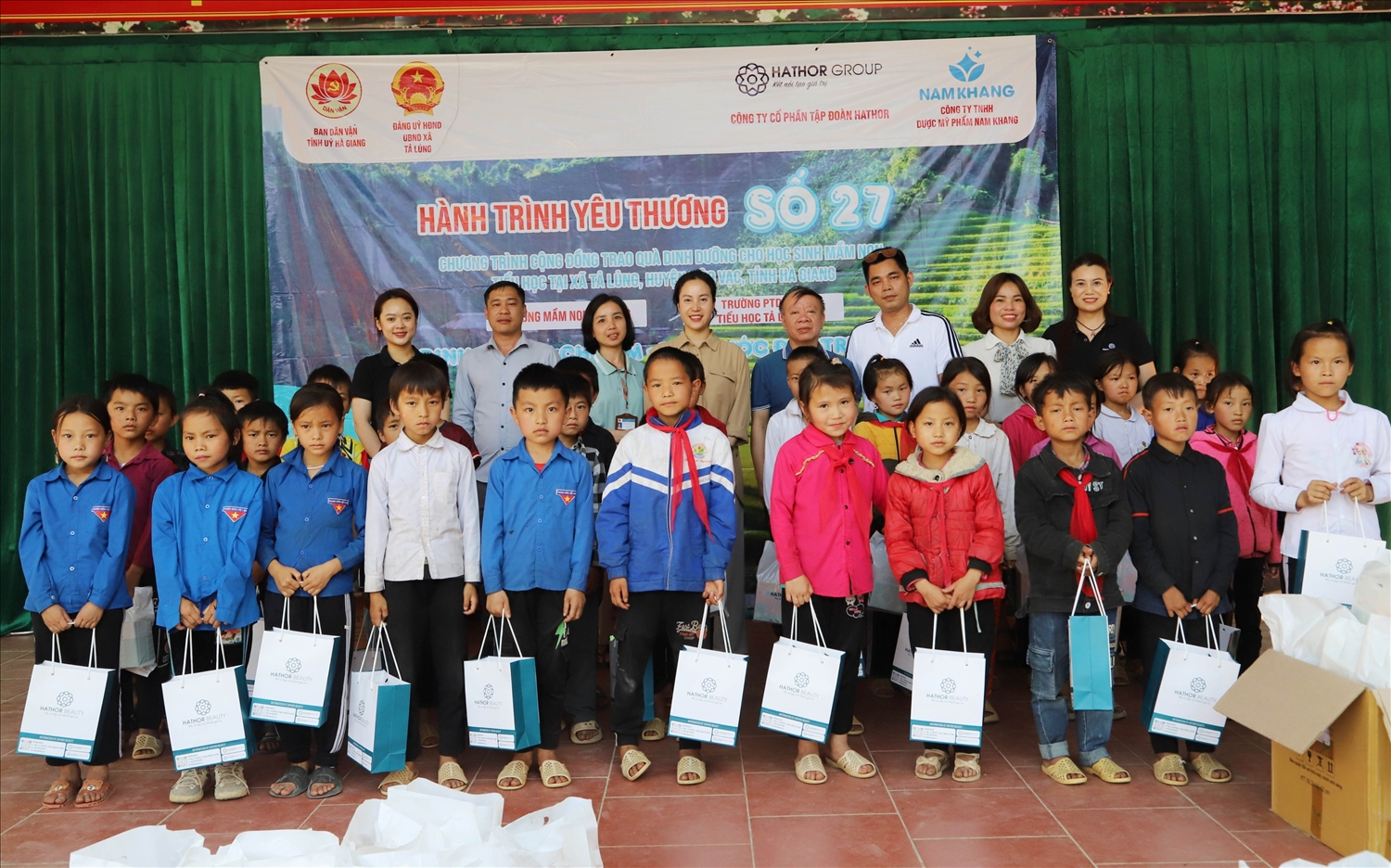 Đại diện đoàn thiện nguyện trao quà cho học sinh Trường PTDTBT Tiểu học xã Tả Lủng (Mèo Vạc)
