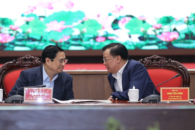 Thủ tướng Phạm Minh Chính trao đổi với Bí thư Thành ủy Hà Nội Đinh Tiến Dũng - Ảnh: VGP/Nhật Bắc