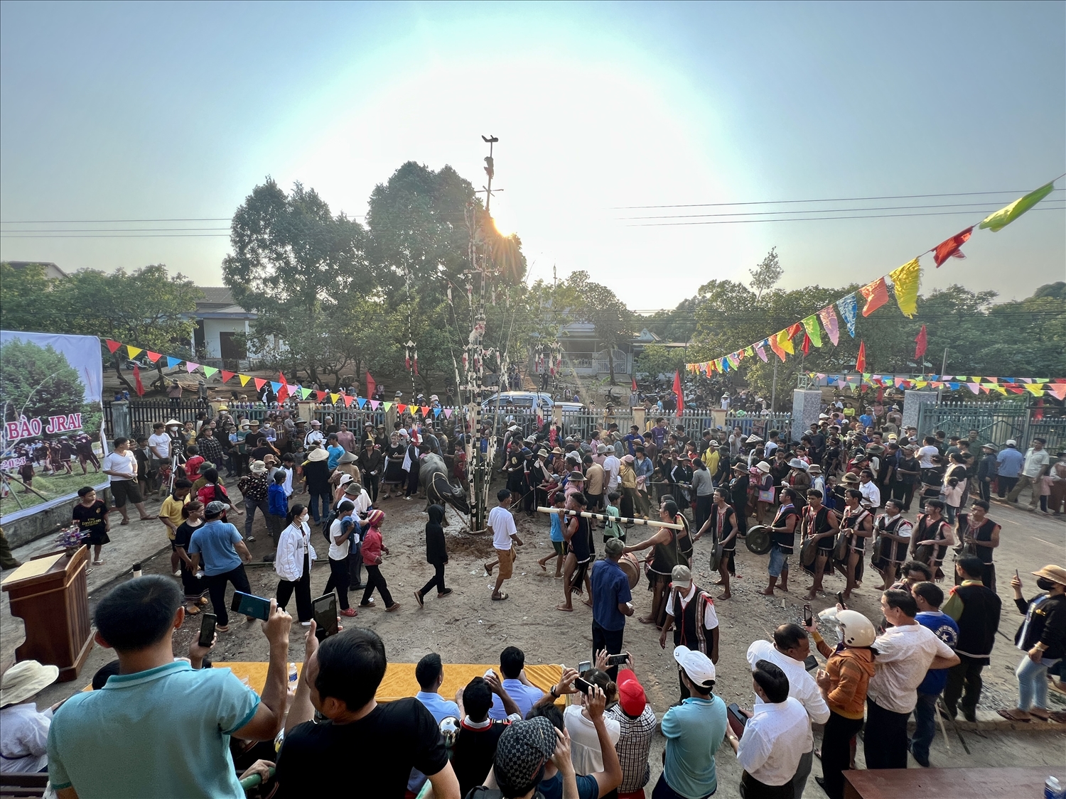 Dân làng Jrăng Krăi phấn khởi cùng tham gia lễ Cúng nhà rông mới