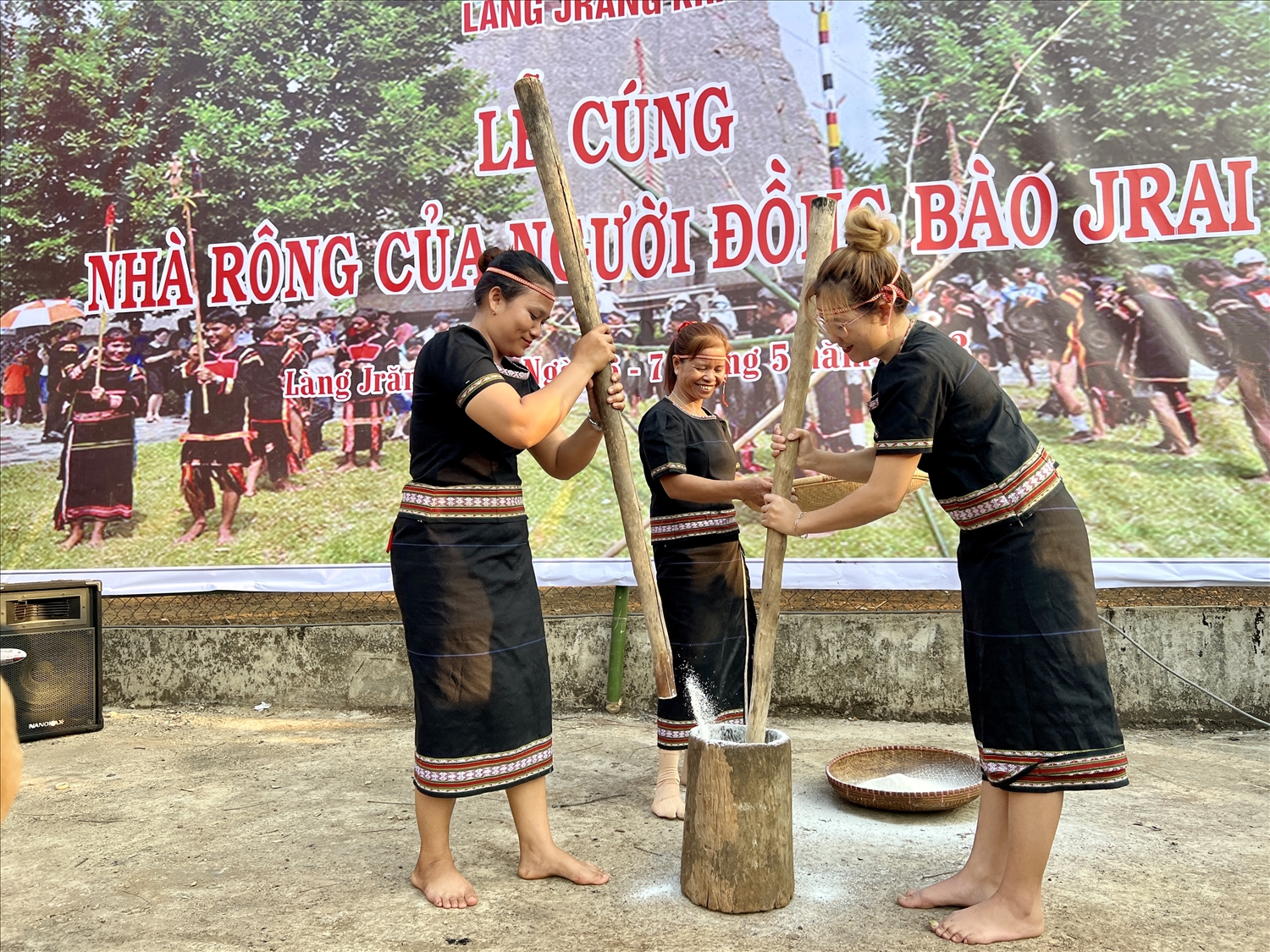 Các cô gái Gia Rai đảm nhiệm phần giã gạo trong nghi lễ truyền thống Cúng nhà rông