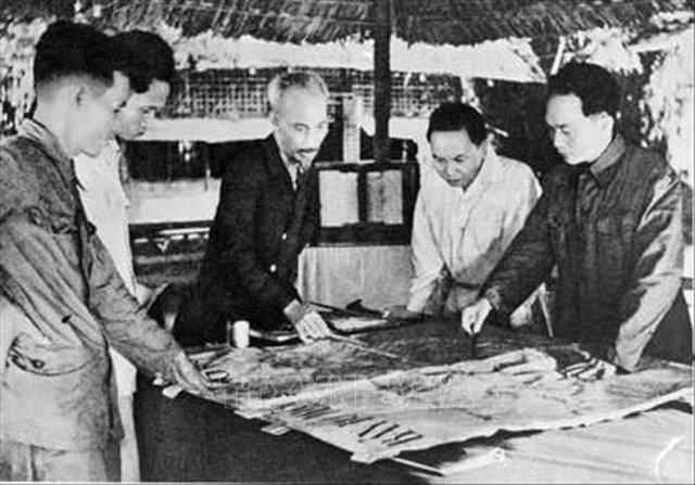 Ngày 6/12/1953, Bộ Chính trị tổ chức cuộc họp dưới sự chủ trì của Chủ tịch Hồ Chí Minh để nghe Tổng Quân ủy báo cáo và duyệt lần cuối kế hoạch tác chiến Đông - Xuân 1953 - 1954, đồng thời quyết định mở Chiến dịch Điện Biên Phủ với quyết tâm tiêu diệt bằng được tập đoàn cứ điểm này - Ảnh tư liệu