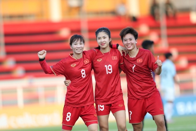 Thùy Trang (số 8) và Thanh Nhã (số 19) mỗi cầu thủ góp công 1 bàn thắng cho ĐT nữ Việt Nam - Ảnh: VFF