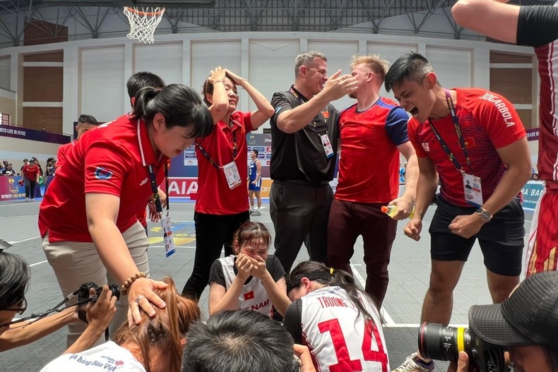 Niềm hạnh phúc của ban huấn luyện cùng đội tuyển nữ bóng rổ Việt Nam