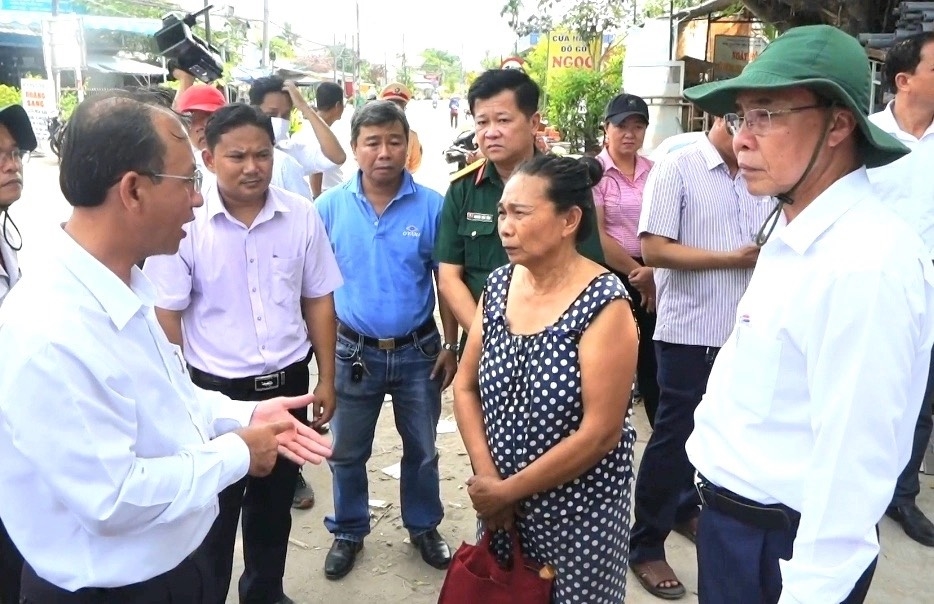 Ông Đào Ngọc Chi (bìa phải) - Bí thư Huyện ủy Phong Điền và ông Nguyễn Trung Nghĩa (bìa trái, đội mũ) - Chủ tịch UBND huyện Phong Điền thăm hỏi người dân bị ảnh hưởng bởi sạt lở