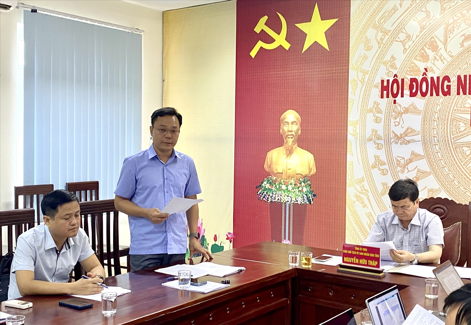 Ông Võ Anh Tuấn – Chủ tịch UBND huyện Ia H’Drai báo cáo với Đoàn kiểm tra về kết quả triển khai thực hiện các CTMTQG