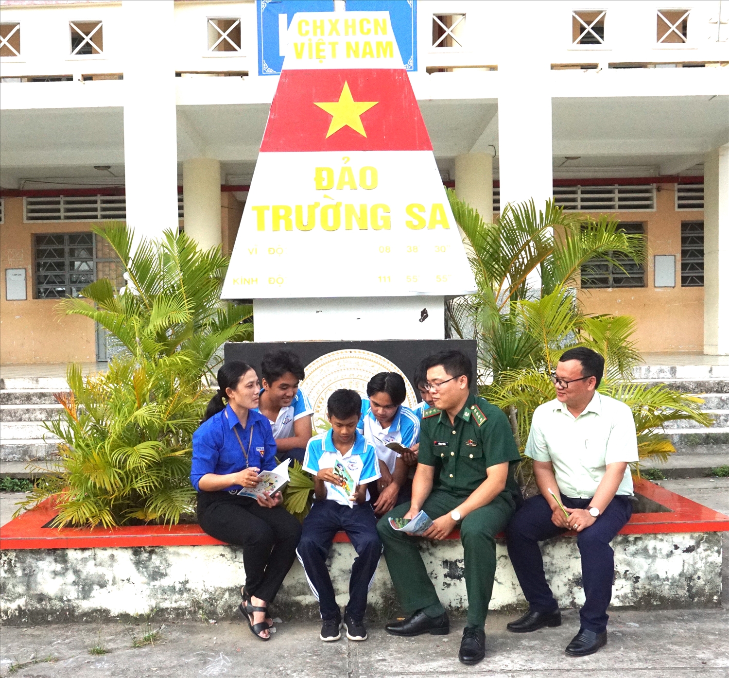 Thực hiện dự án “ Cán bộ, chiến sĩ Quân đội nâng bước em đến trường” theo Quyết định 1719-QĐ/ TTg thuộc Chương trình đã hỗ trợ nhiều em học sinh Khmer trên địa bàn tỉnh Sóc Trăng tiếp bước đến trường 
