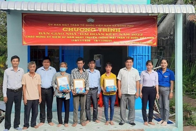 Chị Nguyễn Thị Luyến ở xã Đông Phú, huyện Châu Thành (mặc áo màu vàng) trong ngày nhận nhà mới 