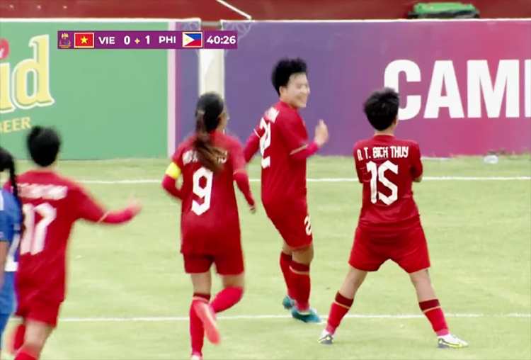 Bích Thùy (15) ghi bàn thắng san bằng tỷ số 1-1 cho Đội tuyển nữ Việt Nam