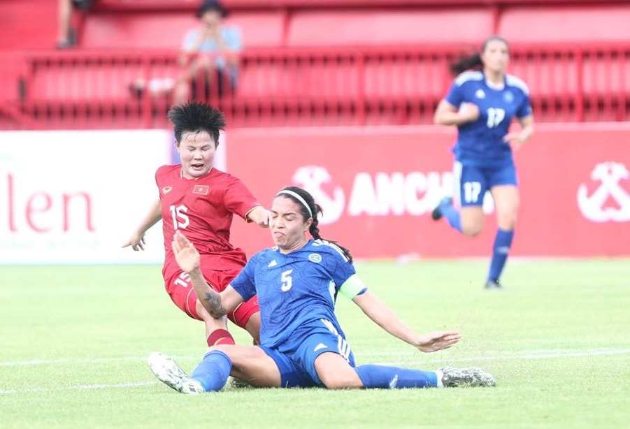 Hàng thủ vững chắc của tuyển nữ Phillipines khiến các tuyển thủ nữ Việt Nam gặp nhiều khó khăn