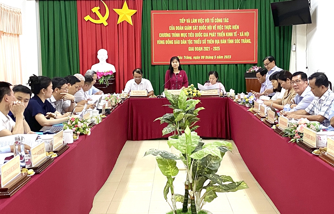 Bà Tạ Thị Yên - Phó trưởng Ban Công tác đại biểu của Ủy ban Thường vụ Quốc hội - Tổ trưởng Tổ công tác phát biểu tại buổi làm việc 