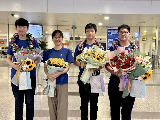 Cô Trà và ba thành viên đội 11 Cao Bằng tại sân bay Nội Bài, Hà Nội, đêm 6/5. Ảnh: Fanpge Đoàn trường THPT chuyên Cao Bằng