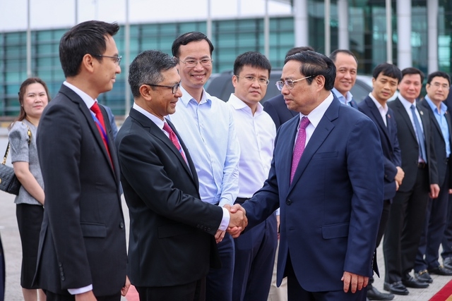 Đại sứ Indonesia tại Việt Nam Denny Abdi tiễn Thủ tướng và Đoàn Việt Nam lên đường dự Hội nghị Cấp cao ASEAN lần thứ 42 - Ảnh: VGP/Nhật Bắc