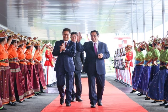Giữa hai hàng tiêu binh và cờ hoa rực rỡ, các thiếu nữ Indonesia đón chào Thủ tướng và đoàn đại biểu Việt Nam bằng điệu múa truyền thống địa phương - Ảnh: VGP/Nhật Bắc