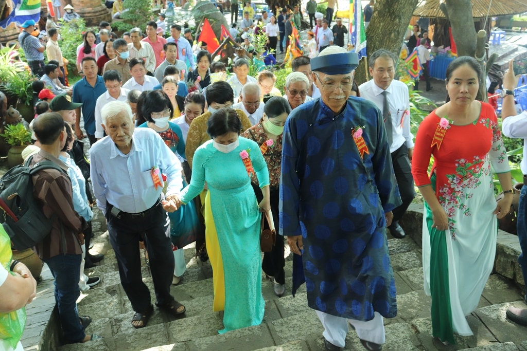 Đông đảo người dân, du khách tham gia Lễ hội Tháp Bà Ponagar
