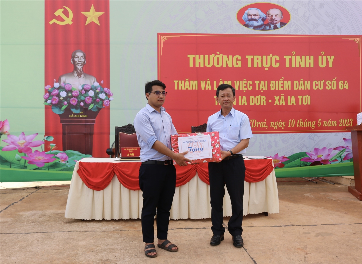 Ủy viên Trung ương Đảng, Bí thư Tỉnh ủy, Chủ tịch HĐND tỉnh Kon Tum Dương Văn Trang tặng quàn cho tập thể Nhân dân Điểm dân cư số 64
