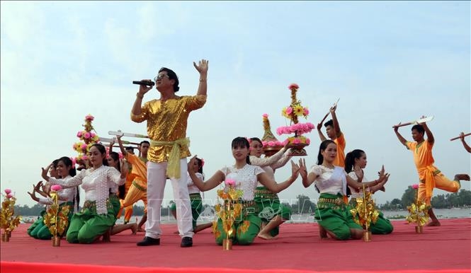 Các tiết mục văn nghệ Khmer bên khán đài sông Cái Lớn (Kiên Giang) phục vụ người dân tham gia lễ hội. Ảnh: Lê Sen/TTXVN