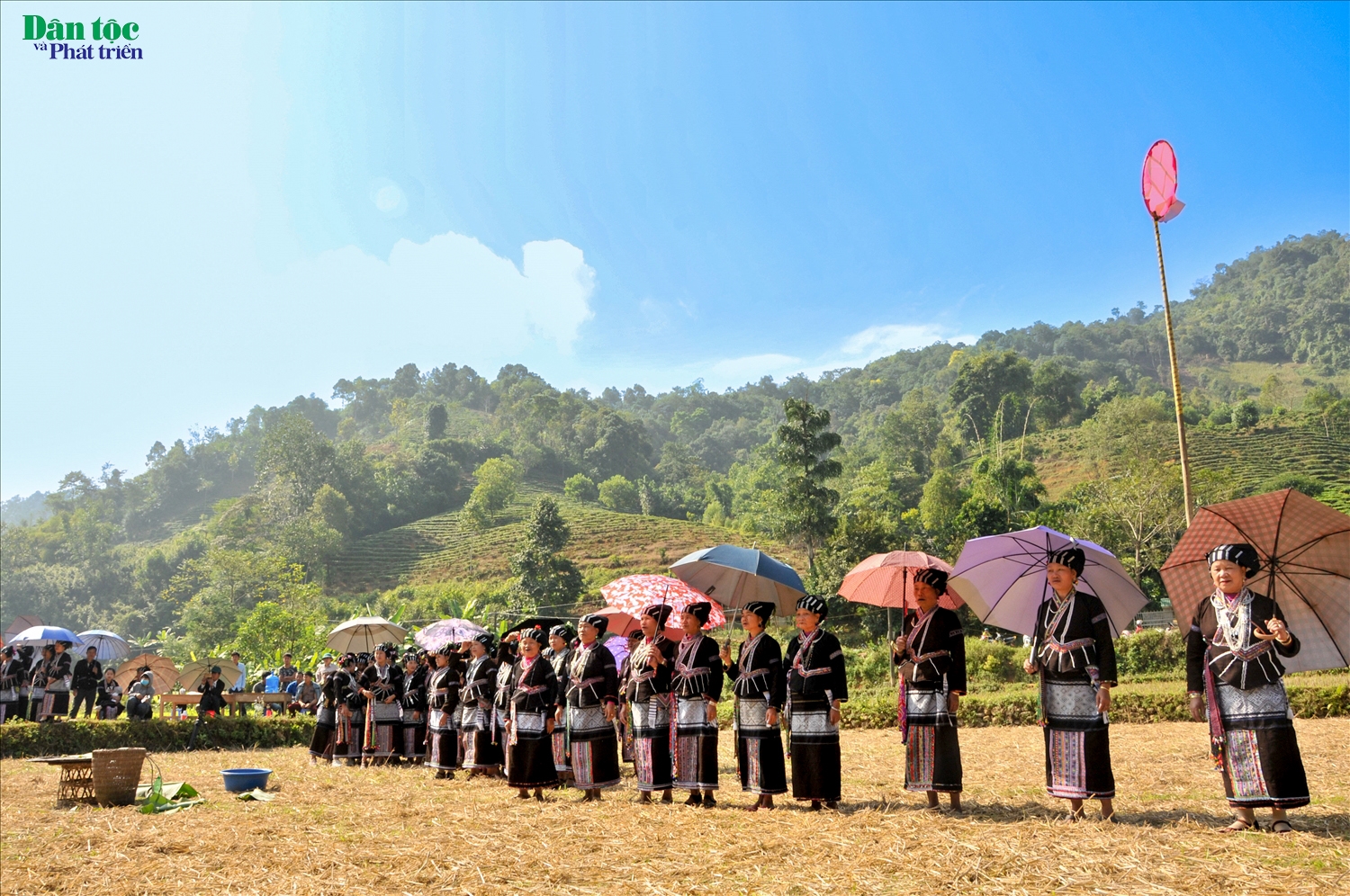 Lễ “Mo Khoăn Khoai” thường được tổ chức tại một khu bãi ruộng rộng gần bản, với sự tham gia của tất cả các hộ dân trong bản