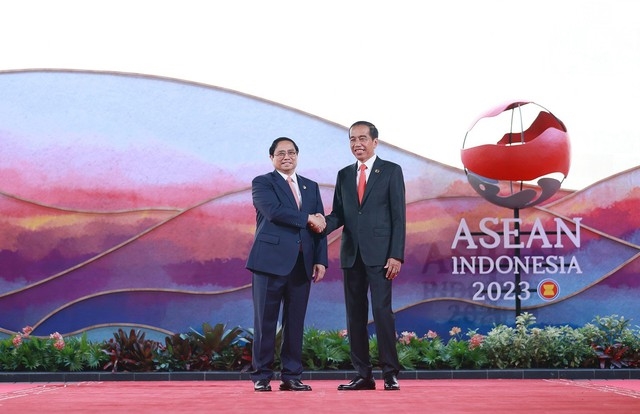 Tổng thống Indonesia Joko Widodo chào đón Thủ tướng Phạm Minh Chính tham dự Hội nghị cấp cao ASEAN 42 - Ảnh: VGP/Nhật Bắc
