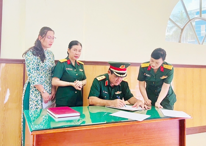 Trung tướng Nguyễn Xuân Dắt - Tư lệnh Quân khu 9 ghi sổ lưu niệm tại Lễ khai mạc triển lãm