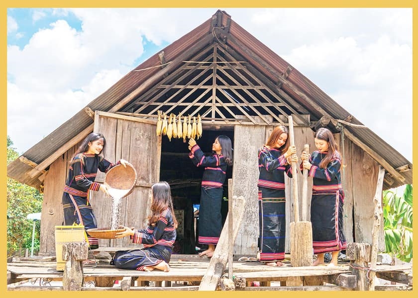 Nét đẹp lao động đời thường của các cô gái Gia Rai trên ngôi nhà dài truyền thống