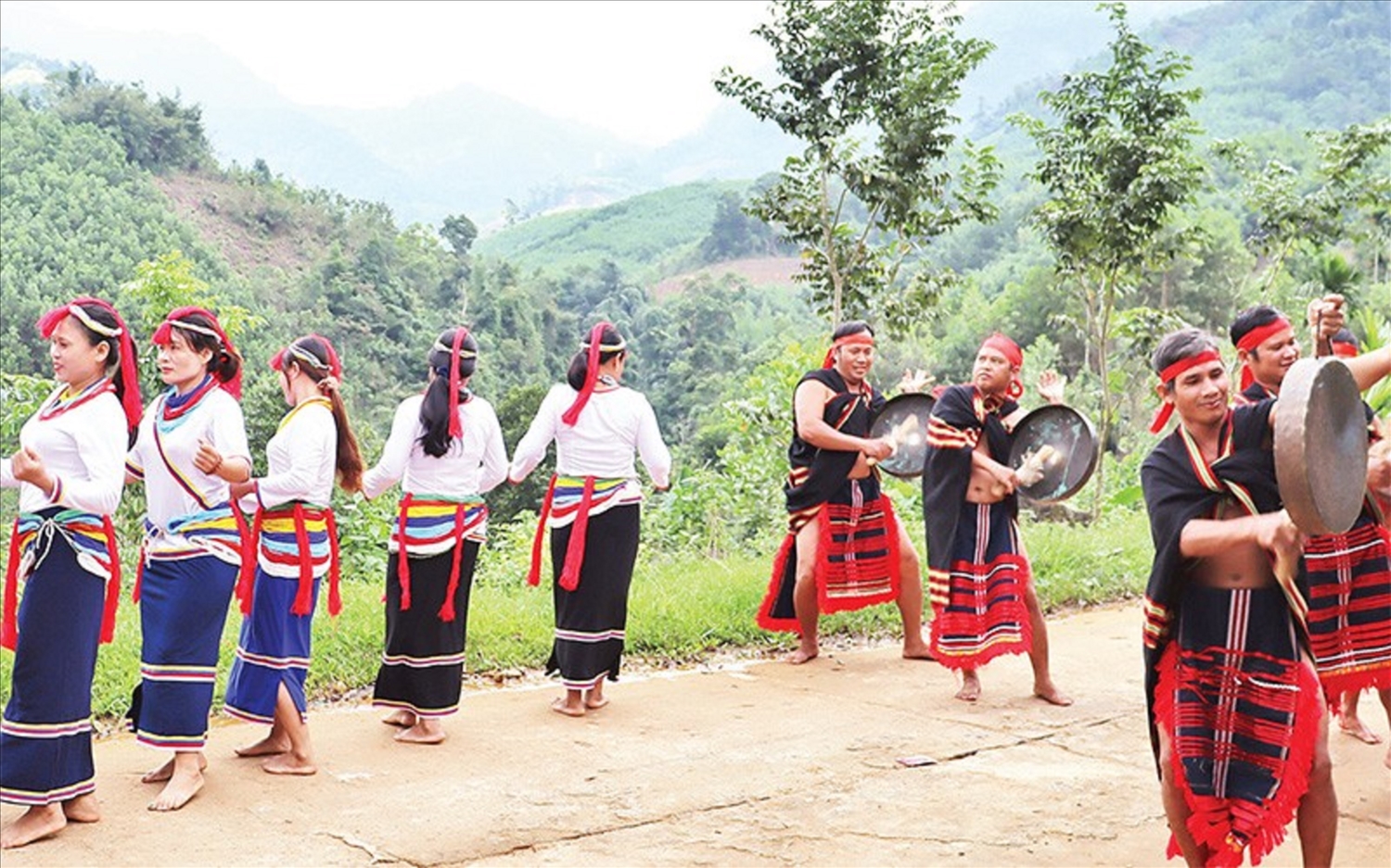Các nghệ nhân ở các huyện miền núi là những người đóng vai trò rất quan trọng trong việc bảo tồn và phát huy các giá trị văn hóa truyền thống.