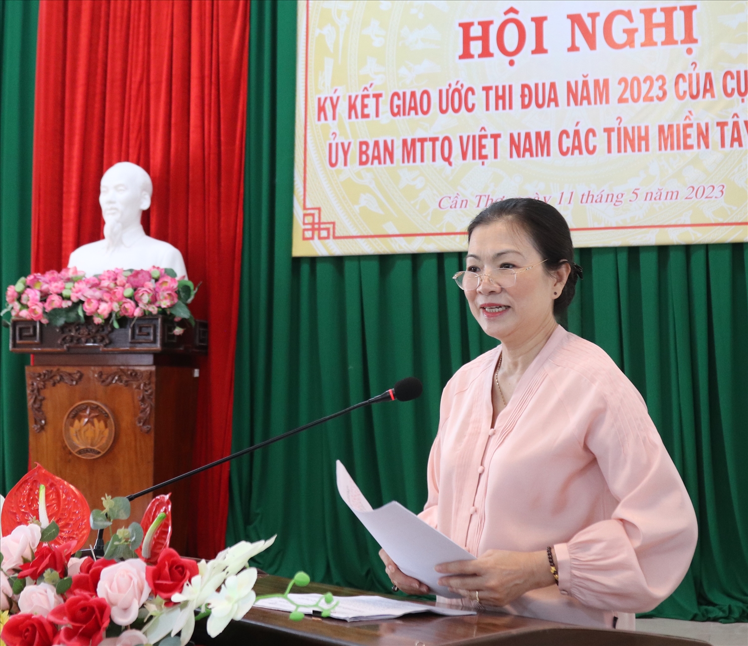 Bà Trương Thị Ngọc Ánh - Phó Chủ tịch Ủy ban Trung ương MTTQ Việt Nam phát biểu tại Hội nghị 