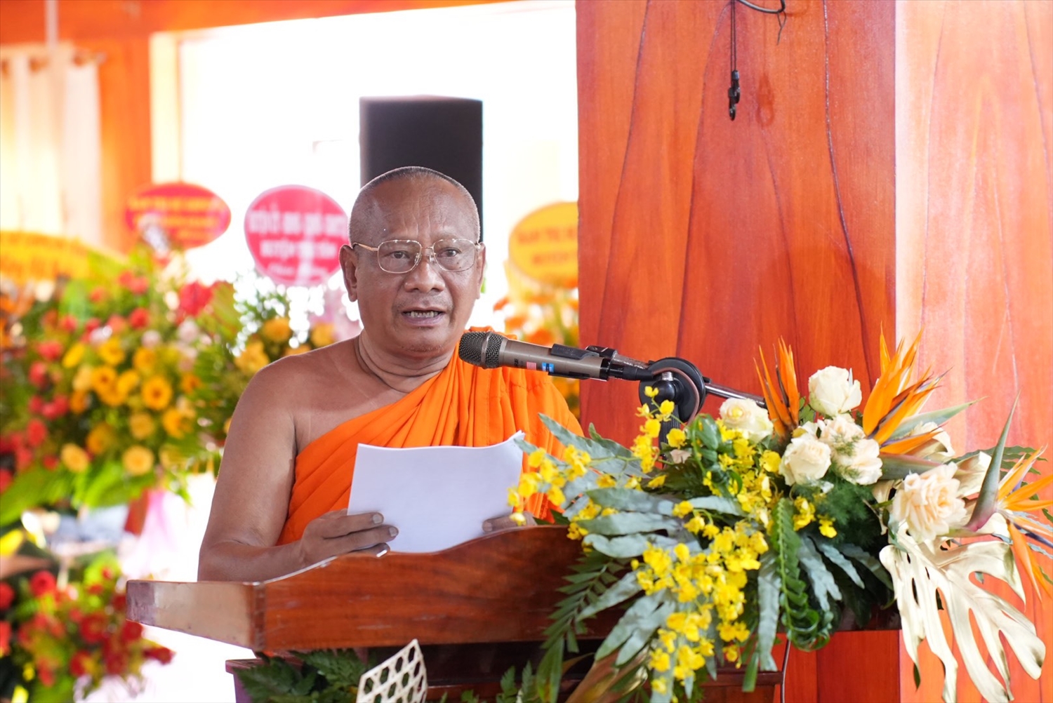 Hòa thượng Danh Lung – Ủy viên Thư ký HĐTS, Viện trưởng Phân viện Nghiên cứu Phật giáo Nam Tông Khmer phát biểu đề dẫn 