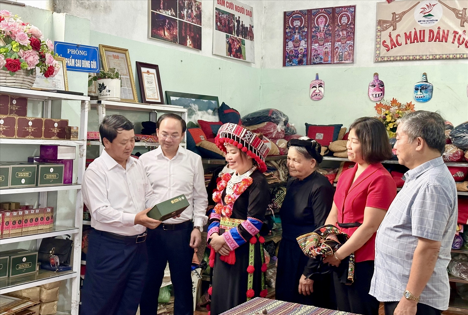 Bộ trưởng, Chủ nhiệm Ủy ban Dân tộc Hầu A Lềnh và các đại biểu thăm quan các sản phẩm của HTX Thiên An
