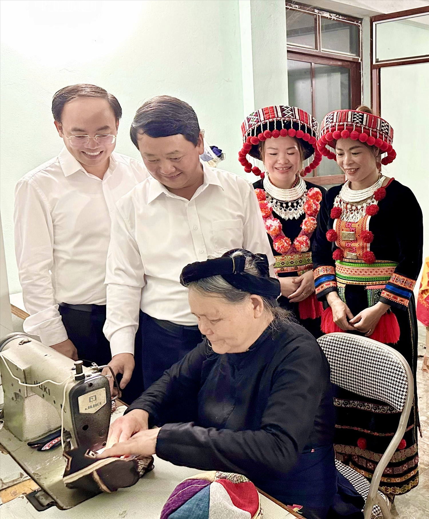Bộ trưởng, Chủ nhiệm Ủy ban Dân tộc Hầu A Lềnh; Chủ tịch UBND tỉnh Bắc Kạn Nguyễn Đăng Bình bày tỏ ấn tượng khi được chứng kiến thành viên lớn tuổi nhất HTX làm ra các sản phẩm thổ cẩm
