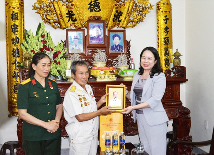 Phó Chủ tịch nước Võ Thị Ánh Xuân thăm và tặng quà Cựu chiến binh Phạm Văn Sách