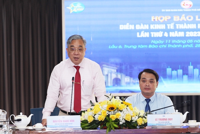Ông Nguyễn Ngọc Hòa - Chủ tịch Hiệp hội Doanh nghiệp TP. Hồ Chí Minh đại diện Ban Tổ chức chia sẻ về chủ đề của Diễn đàn kinh tế thành phố năm 2023