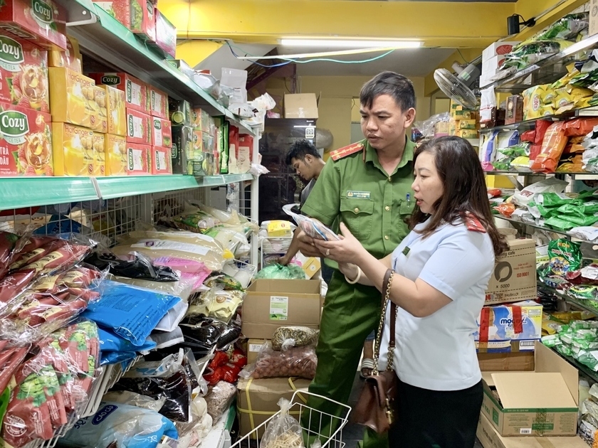 Đoàn kiểm tra liên ngành bảo đảm an toàn thực phẩm tỉnh Gia Lai kiểm tra hộ kinh doanh tại Tp. Pleiku