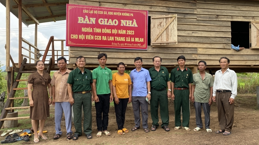 Cựu chiến binh sản xuất, kinh doanh giỏi huyện Krông Pa trao nhà “Nghĩa tình đồng đội” cho cựu chiến binh Rah Lan Thang