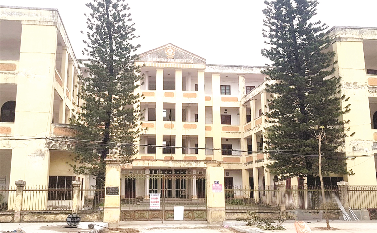 Trụ sở cũ của Tòa án Nhân dân tỉnh Ninh Bình bị bỏ hoang từ năm 2020 đến nay.