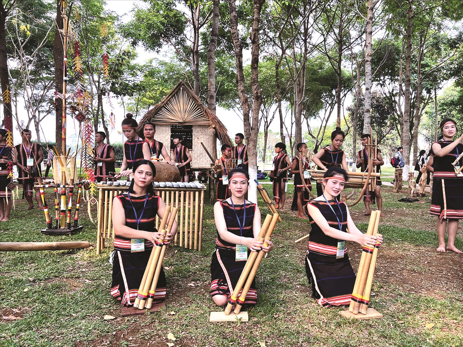 Đội cồng chiêng hơn 40 thành viên làng 50, TP. Pleiku trình diễn nhạc cụ dân tộc tại Ngày hội văn hoá các dân tộc tỉnh Gia Lai năm 2023