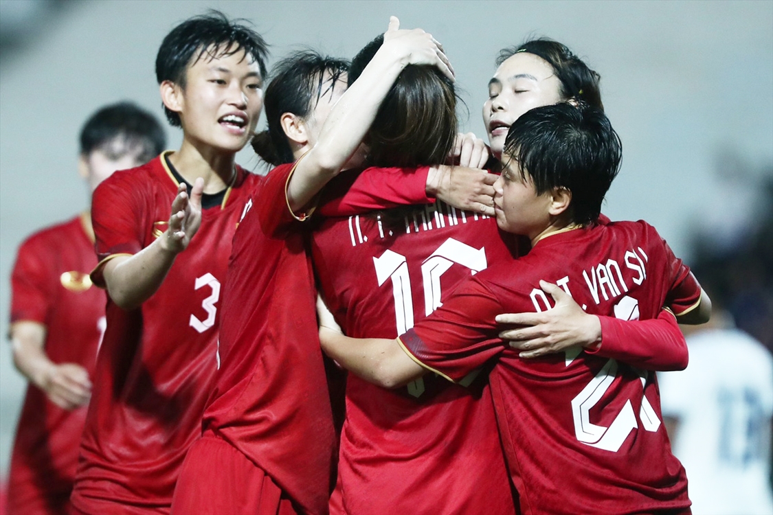 Đội tuyển nữ Việt Nam đè bẹp đội tuyển nữ Campuchia (Ảnh IT)