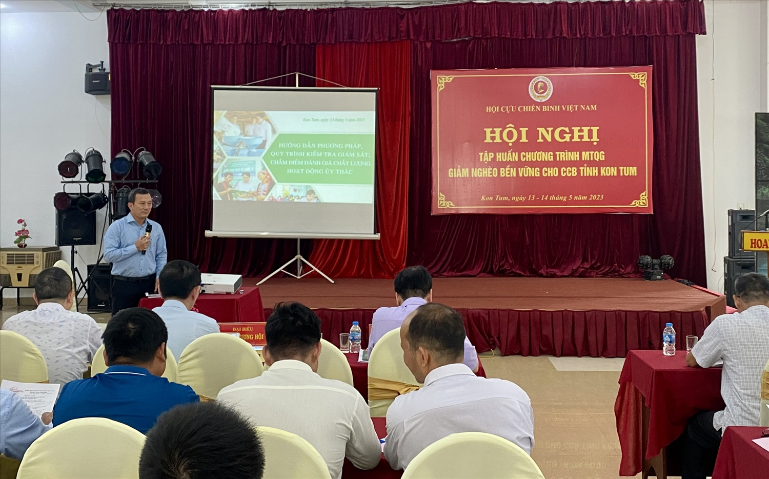 Ông Nguyễn Văn Chung - Phó Giám đốc Chi nhánh Ngân hàng Chính sách xã hội tỉnh Kon Tum trao đổi với học viên về Quy trình kiểm tra, giám sát hoạt động ủy thác