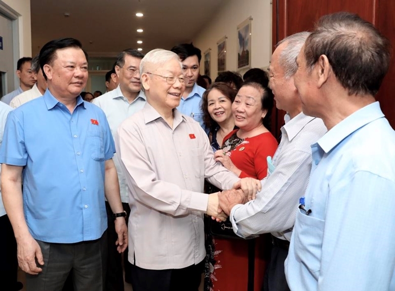 Tổng Bí thư Nguyễn Phú Trọng trao đổi với các cử tri
