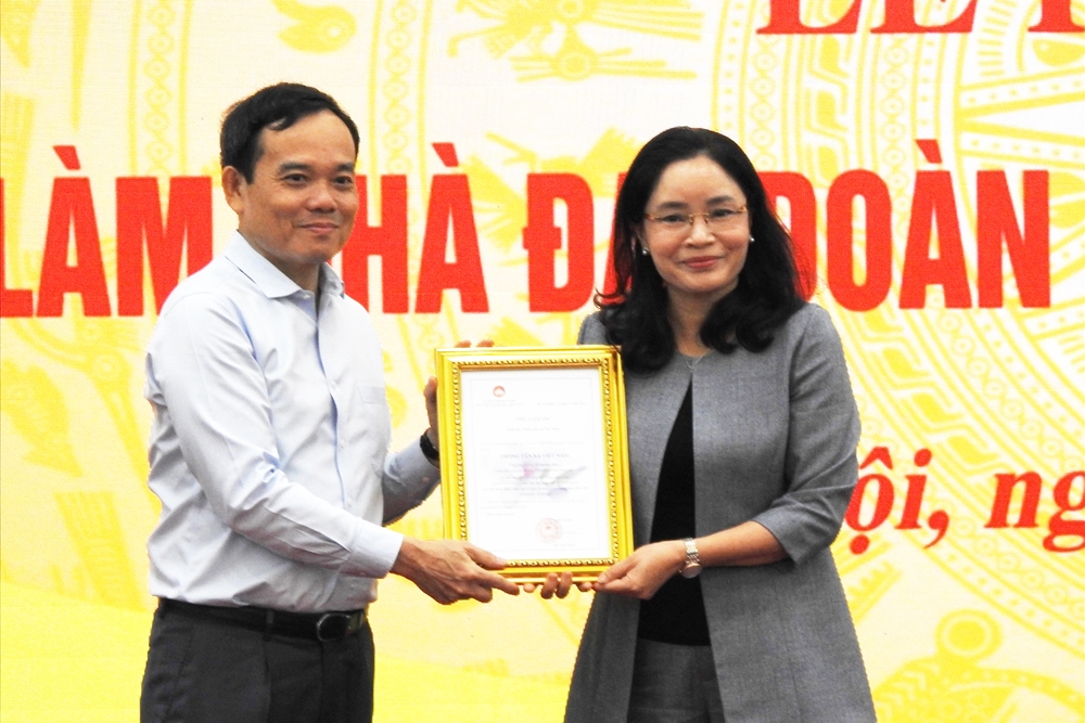 Phó Thủ tướng Trần Lưu Quang tặng hoa và trao Thư cảm ơn cho Thứ trưởng Bộ Văn hóa, Thể thao và Du lịch Trịnh Thị Thủy đến dự và ủng hộ chương trình 