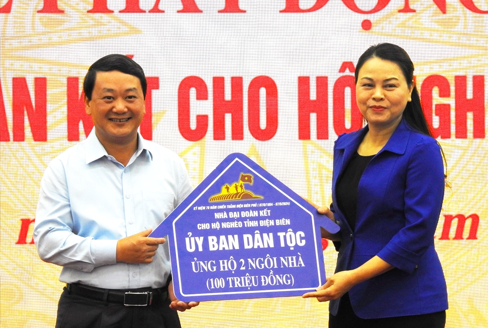 Ủy viên Ban Chấp hành Trung ương Đảng, Bộ trưởng, Chủ nhiệm Ủy ban Dân tộc Hầu A Lềnh đã trao 100 triệu nđồng tặng Nhà Đại đoàn kết cho hộ nghèo tỉnh Điện Biên