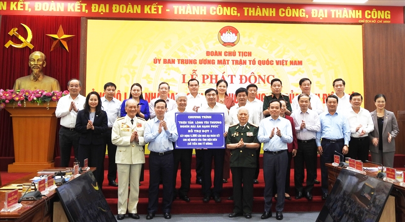 Lãnh đạo Đảng, Nhà nước, MTTQ Việt Nam trao kinh phí hỗ trợ đợt 1 làm Nhà Đại đoàn kết cho tỉnh Điện Biên