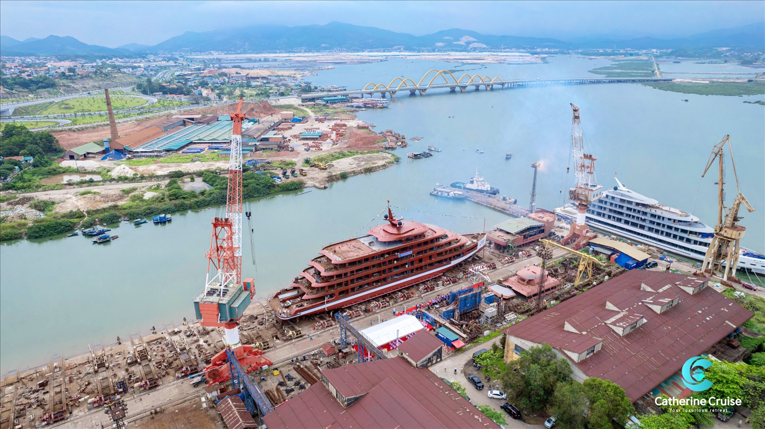 HÌnh ảnh hạ thủy thành công siêu du thuyền 6 sao lớn nhất Việt Nam