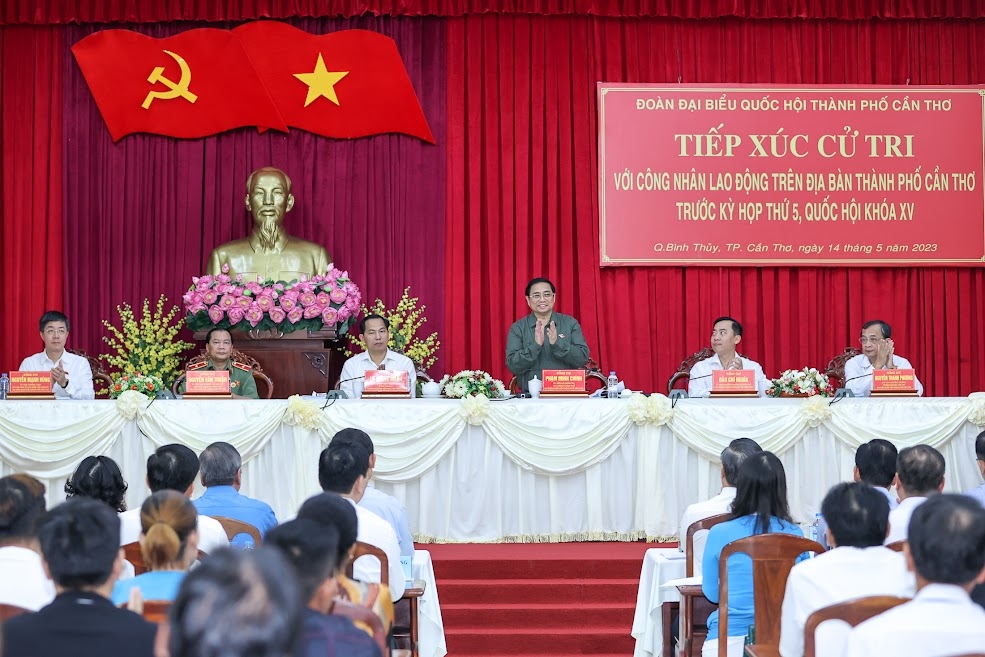 Thủ tướng Phạm Minh Chính và Đoàn đại biểu Quốc hội thành phố Cần Thơ có cuộc tiếp xúc với cử tri doanh nghiệp và lực lượng công nhân lao động trên địa bàn - Ảnh: VGP/Nhật Bắc