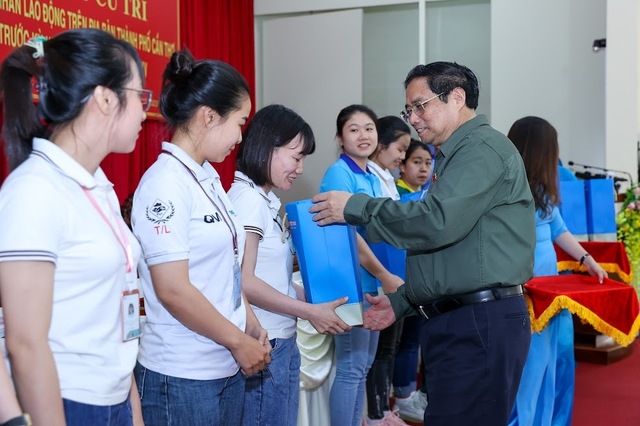 Thủ tướng Phạm Minh Chính và đoàn đại biểu Quốc hội Cần Thơ trao quà, động viên 300 công đoàn viên và công nhân lao động có hoàn cảnh khó khăn - Ảnh: VGP/Nhật Bắc