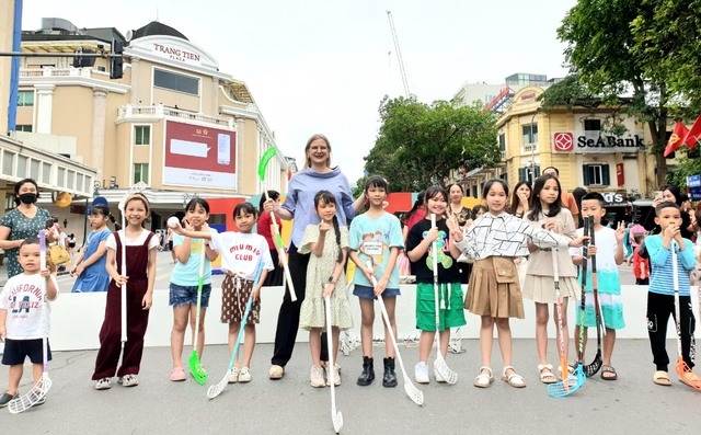 Đại sứ Thụy Điển tại Việt Nam Ann Måwe và những bạn nhỏ vừa trải nghiệm môn thể thao Floorball tại sự kiện Ngôi làng châu Âu 2023 tổ chức tại Hà Nội - Ảnh: VGP