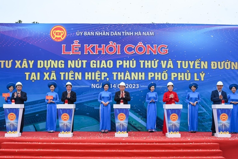 Chủ tịch Quốc hội Vương Đình Huệ và các đại biểu thực hiện nghi thức khởi công dự án nút giao Phú Thứ. (Ảnh Duy Linh)