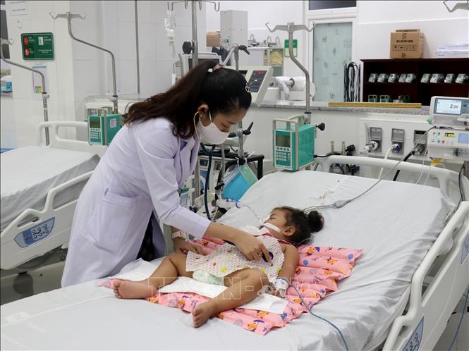 Bác sĩ Bệnh viện Sản - Nhi tỉnh Kiên Giang khám, điều trị bệnh sốt xuất huyết cho bệnh nhân 