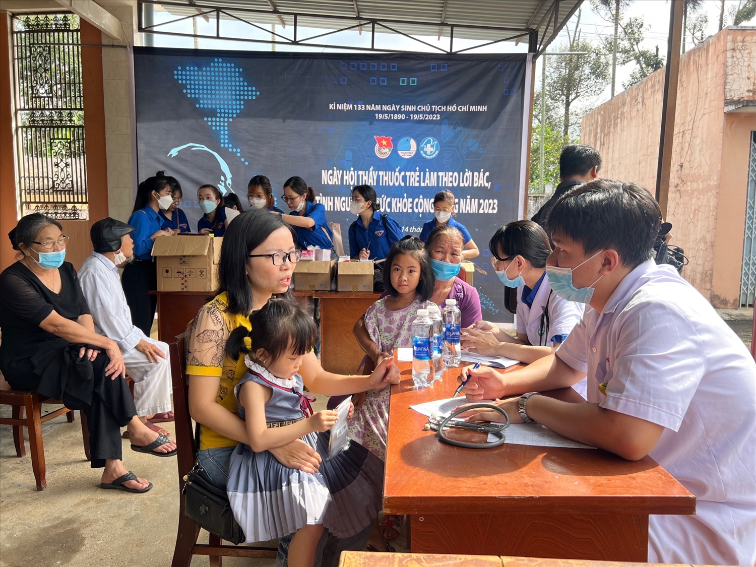 Khám bệnh, cấp phát thuốc miễn phí cho thanh niên công nhân và người dân huyện Đăk Hà